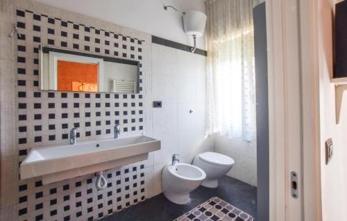 Ένα μπάνιο στο Awesome Apartment In Reggio Calabria