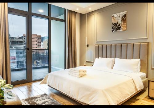 20% OFF! Luxury 2 BDR Apt, Centrally Located, Huge Terrace tesisinde bir odada yatak veya yataklar