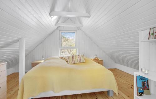 sypialnia z żółtym łóżkiem na poddaszu w obiekcie Awesome Home In Hobro With Kitchen w mieście Hobro