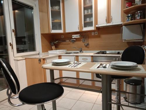 una cocina con mesa y sillas. en Apartment "Relax" - Wilson's Promenade, en Sarajevo