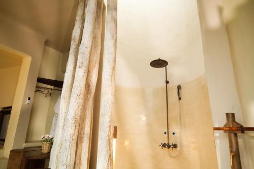 una ducha en una habitación con cortina en Nangyuan Island Dive Resort, en Ko Tao