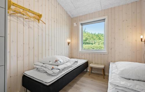 Habitación pequeña con cama y ventana en Beautiful Home In Hemmet With Wifi en Hemmet