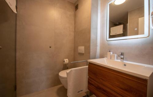 Ένα μπάνιο στο Beach Front Apartment In Mrljane