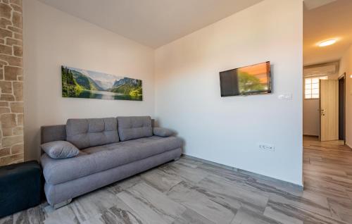 Χώρος καθιστικού στο 1 Bedroom Awesome Apartment In Prizna