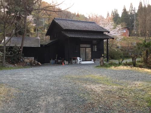 小国町にあるKominkaの黒い家