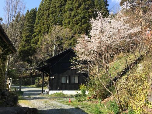 小国町にあるKominkaの森の中の小さな黒い小屋