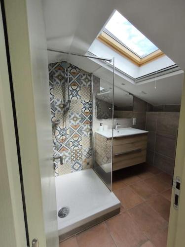 La salle de bains est pourvue d'une douche, d'un lavabo et d'une lucarne. dans l'établissement Maison de campagne, à Aubagne