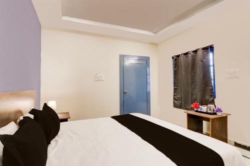 Tempat tidur dalam kamar di OYO Hotel R Square