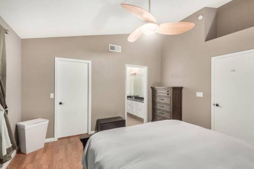 a bedroom with a bed and a ceiling fan at Gilbert oasis in Gilbert