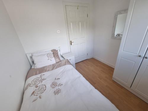 Postel nebo postele na pokoji v ubytování Inis Lua House