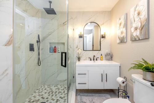 a bathroom with a shower and a sink at Disneyland Vineyard Villa 6Bed 4Bath Game in Anaheim