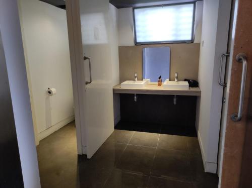 パテルナにあるLoft en molino rehabilitadoの洗面台が2つと窓があるバスルーム