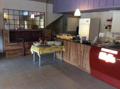 duża kuchnia ze stołem w środku w obiekcie Leo Hotelli w mieście Kouvola