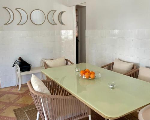 einen Tisch und Stühle mit einer Schüssel Orangen darauf in der Unterkunft La Fantasía Benicarló Peñíscola in Benicarló