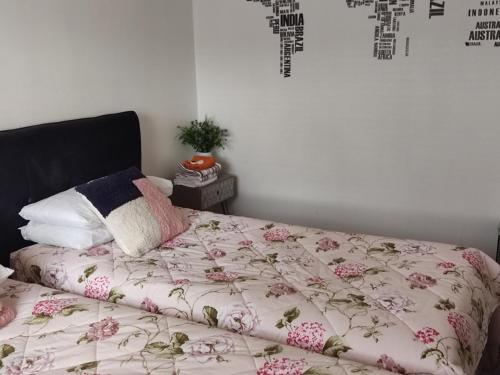 - une chambre avec un lit et une couette rose à fleurs dans l'établissement Bed 4 night, à Manchester