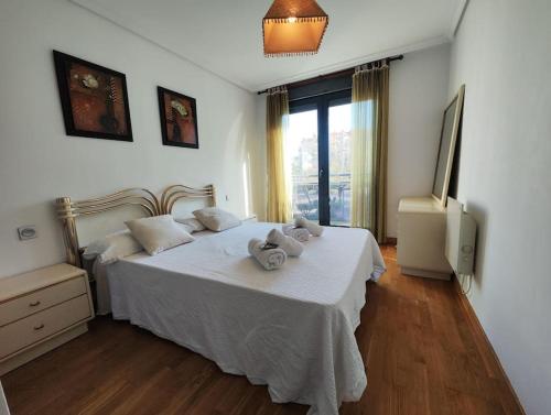 a bedroom with a bed with two towels on it at Apartamento centro Nigrán in Nigrán