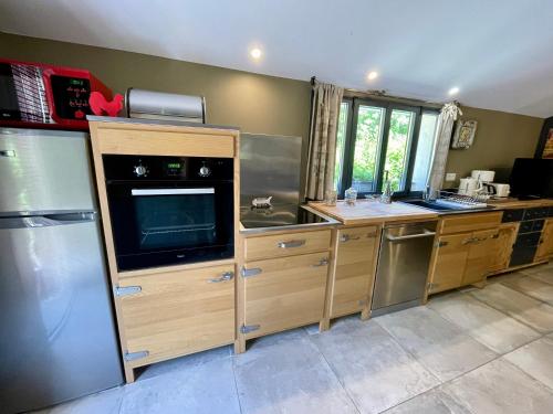 Η κουζίνα ή μικρή κουζίνα στο Pigeonnier des Banons