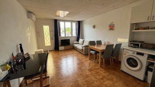 une cuisine et un salon avec une table et un canapé dans l'établissement Maison+terrasse au calme à 100m de l’eau, vue mer, à Marseille