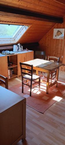 Domaine de la cure في Curgy: طاولة وكراسي في غرفة مع مطبخ