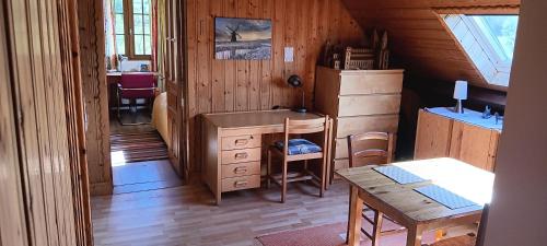 een keuken met een bureau en een tafel in een kamer bij Domaine de la cure in Curgy