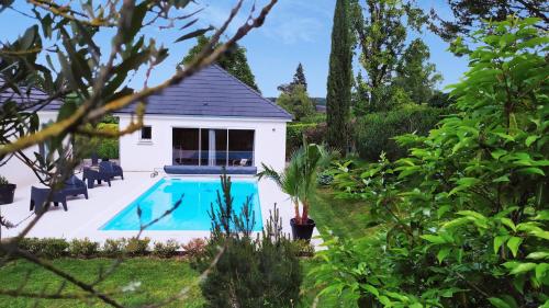 une villa avec une piscine dans un jardin dans l'établissement Villa 2008, à Chichée