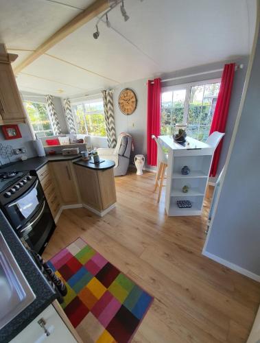 - une vue de tête sur une cuisine équipée de plaques de cuisson dans l'établissement MH126 Charmant mobilhome campagne des Yvelines, à Saint-Illiers-la-Ville