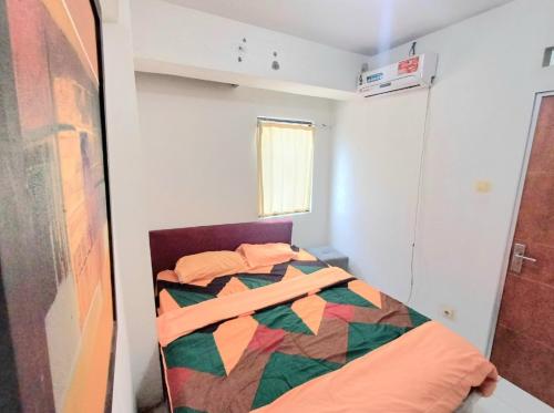 En eller flere senge i et værelse på Cibubur Village Apartment by Sang Living