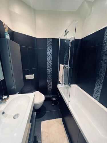 une salle de bain avec un lavabo blanc et des toilettes dans l'établissement Le Repère - T2 Haut de Gamme Rouen Centre, à Rouen