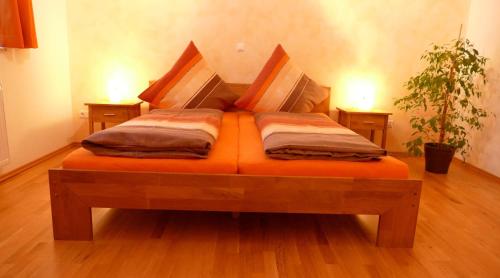 Diemelstadt にあるWetekams Ferienwohnung 2のランプ2つと植物が備わる部屋のベッド1台