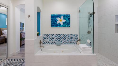 Ванная комната в Makai Living Fresh 2BR Fairways Home Near Rec Center
