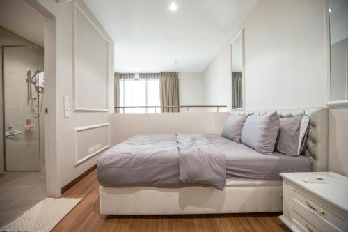 una camera bianca con un grande letto di Duplex at I City by Bai Yi # 2906 a Shah Alam