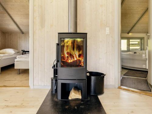 パーストゥイにあるHoliday home Præstø IIの部屋中の暖炉