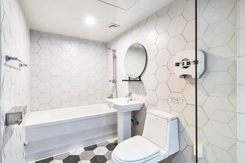 a bathroom with a sink and a toilet and a tub at Yam hotel in Guri