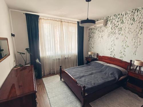 - une chambre avec un lit et une fenêtre dans l'établissement Apartment Mejtas- city centre, free garage parking, à Sarajevo