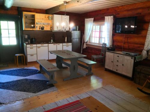 uma cozinha com uma mesa no meio de uma sala em Kotka Farm em Saareküla