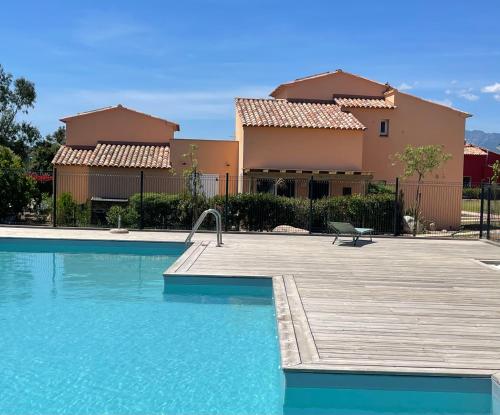 une maison avec une piscine en face d'une maison dans l'établissement A CASA DI LO, à Lecci