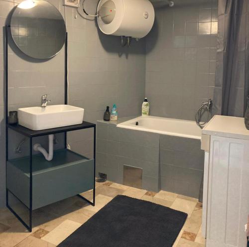 een badkamer met een wastafel en een bad bij Apartment Antičević in Pučišća