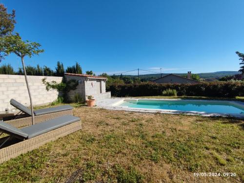 a swimming pool in the yard of a house at Chambre au coeur du Luberon in Céreste