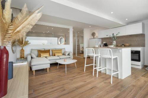 un salon et une cuisine avec un canapé et une table dans l'établissement Village naturiste R4N - Le sauvage Port Nature Coursive, au Cap d'Agde