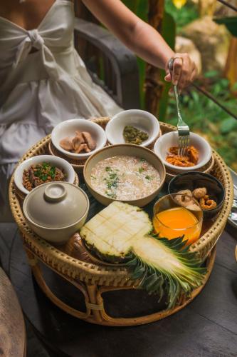 een dienblad gevuld met verschillende soorten voedsel op een tafel bij Voraman B-One in Chiang Mai