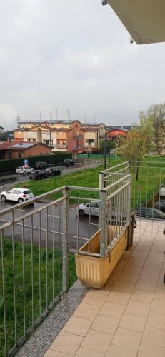 balkon z ogrodzeniem i parking w obiekcie Casa Angela Parma w mieście Parma