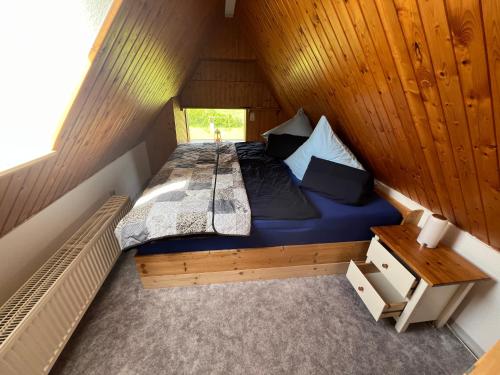 a bed in the corner of a room in a cabin at Ferienwohnung Segeln und Angeln in Grabowhöfe