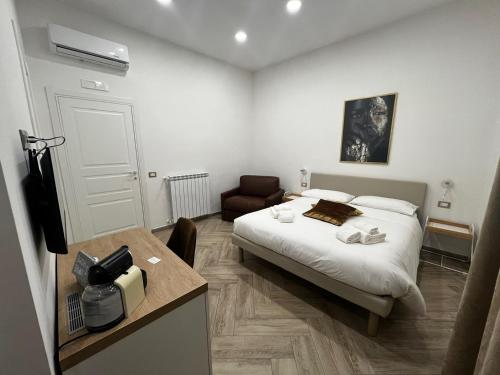 1 dormitorio con 1 cama, 1 mesa y 1 silla en Dimora Dei Decumani, en Nápoles