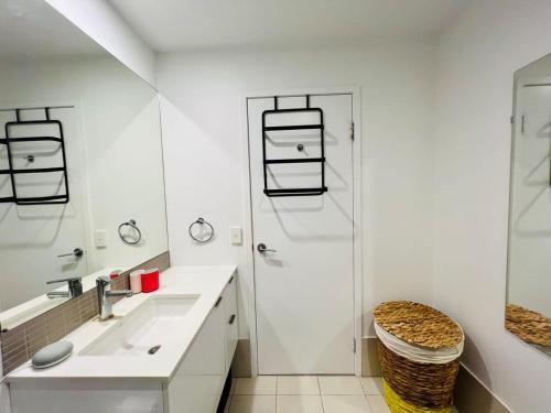 Ванна кімната в CASSA PLAZA - Cosy 1 Bedroom Apt South Brisbane Managed by The Cassa