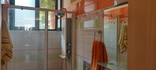 W łazience znajduje się prysznic ze szklanymi drzwiami. w obiekcie Edem w mieście Áyios Spirídhon
