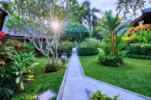 Taman di luar Damian 4 BR Pool Villa Garden JU24