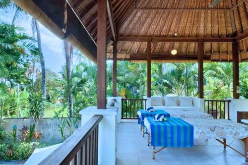 Taman di luar Damian 4 BR Pool Villa Garden JU24