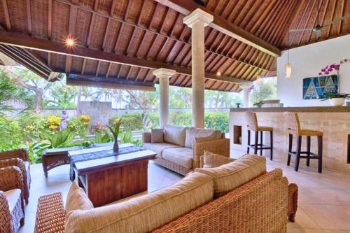 Ruang duduk di Damian 4 BR Pool Villa Garden JU24