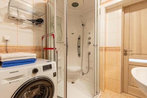 pralka w łazience z prysznicem w obiekcie Nidos Laivas w mieście Nida