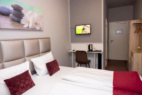 a hotel room with a bed and a desk at Twinhof in Hamburg